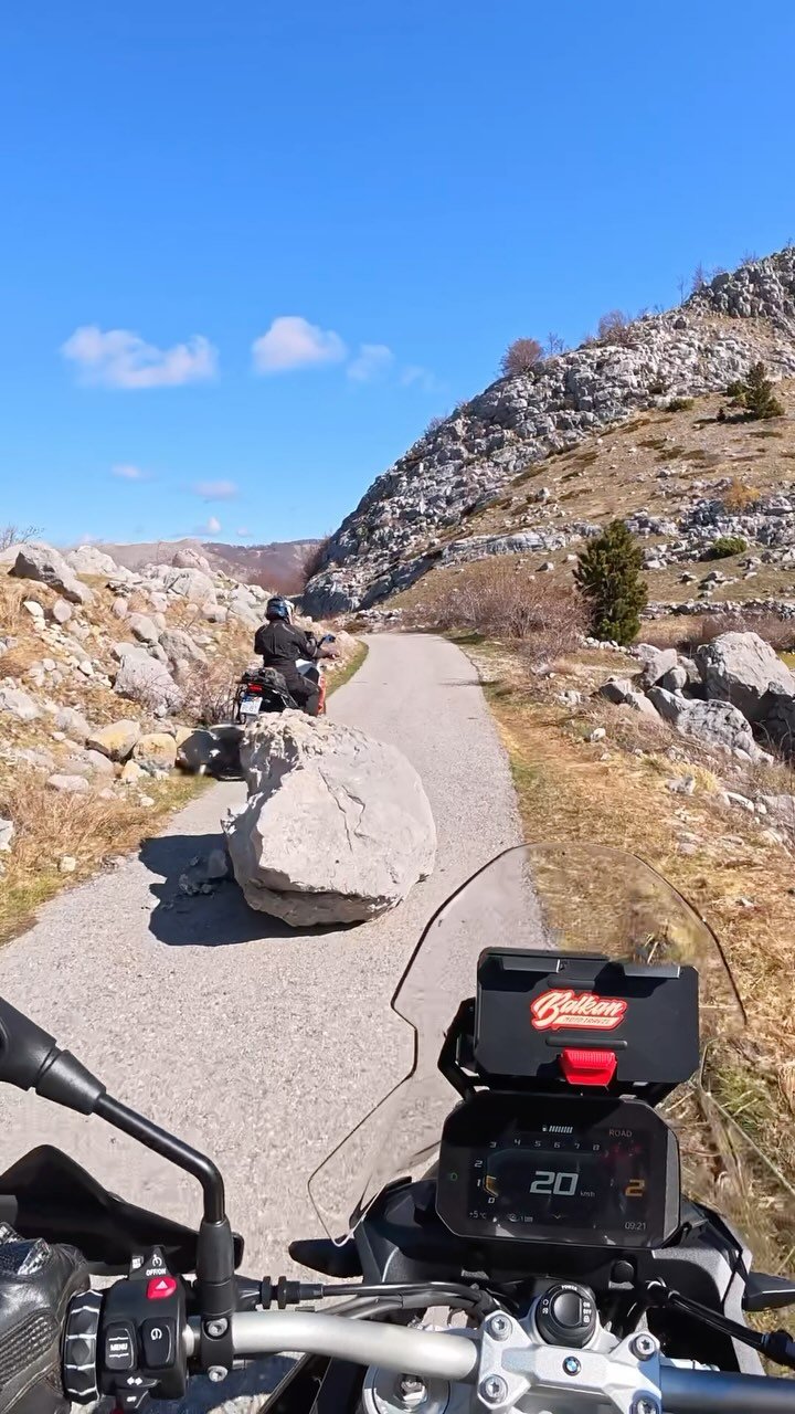 You never know what you’ll meet on the road #ridesafe
#mototraveller #bikers #motorcycle #adventure